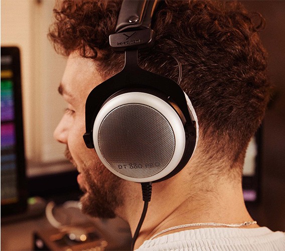 beyerdynamic DT 880 PRO: Semi-open studio headphones, 250 ohms