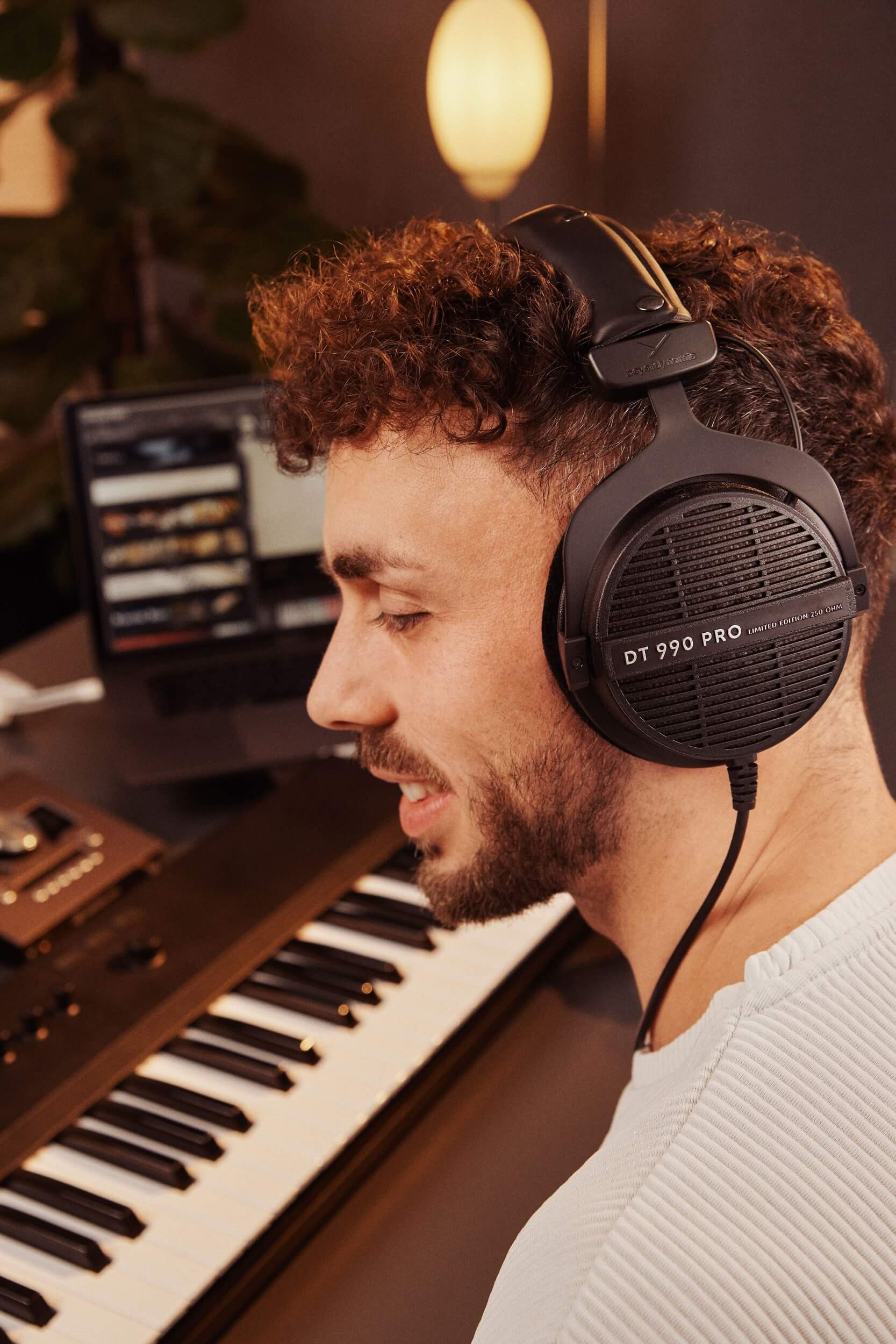 DT 990 PRO Black Edition: studio headphones | beyerdynamic